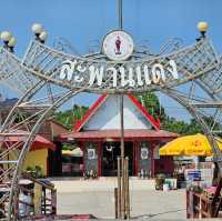 สะพานแดง จุดชมวิวปลาโลมา