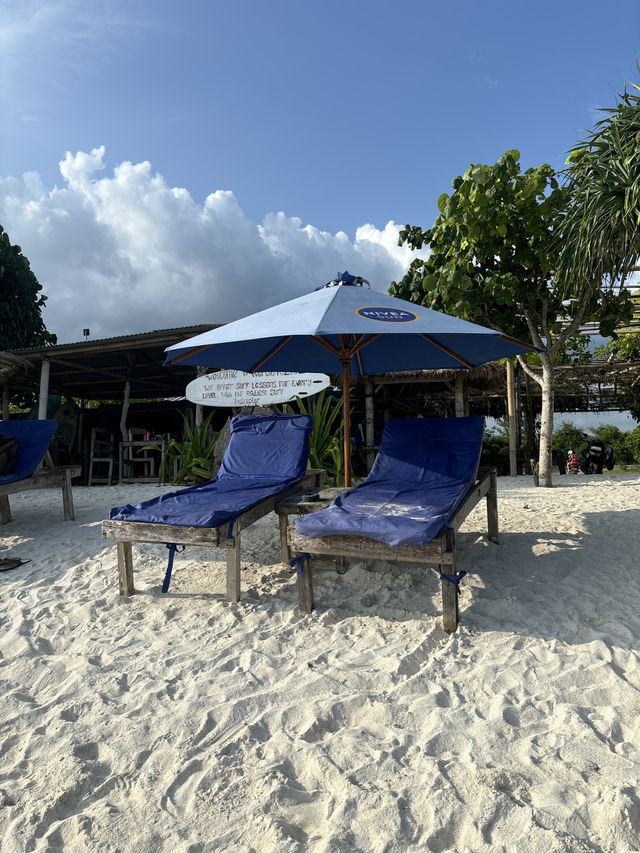 Warung Rizki: Where Coconuts and Chill Vibes Meet 🌴🥥