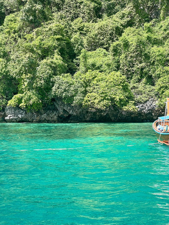 Phi Phi island - emerald of Thailand 