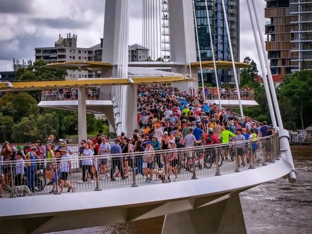 "Brisbane Skyline: A Stunning Blend of Modernity and Nature"