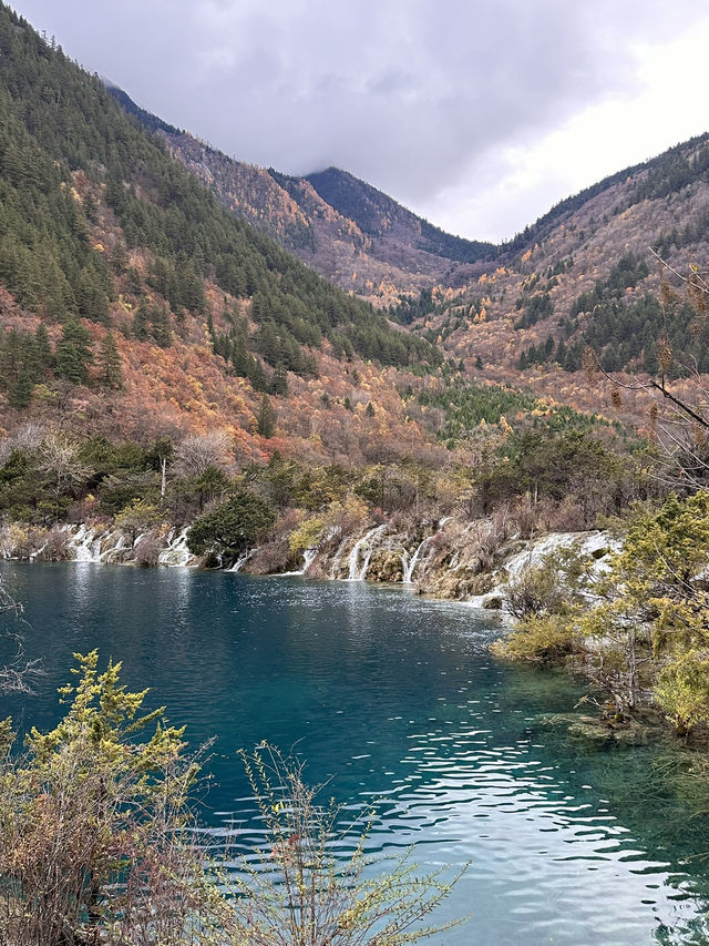 Enchanting Beauty of Jiuzhai Valley:where nature meets tranquility 
