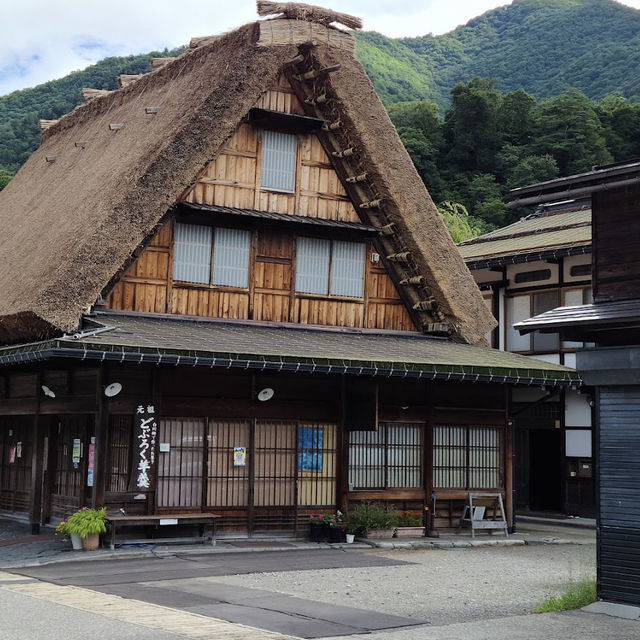 五箇山 (Gokayama, Toyama) – 静かな秘境に佇む合掌造りの里