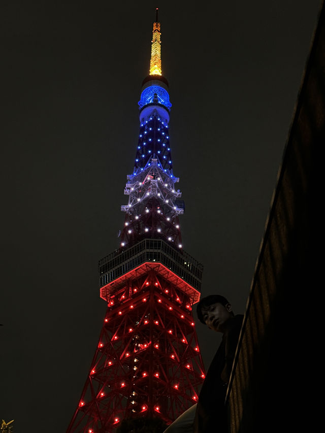 東京的兩種節奏：閃耀的鐵塔與靜靜盛開的街角櫻