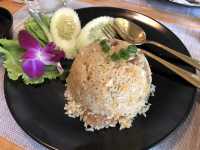ソムタムの美味しい明るい店内のレストラン