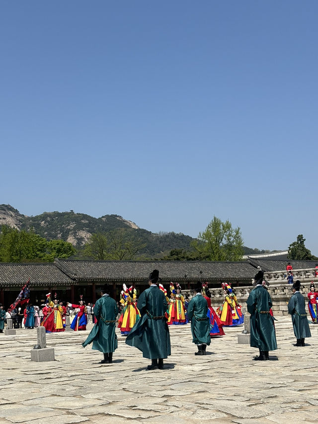Wearing Hanbok Walk Around Gyeongbokgung Palace😍