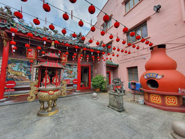 🏮 Hiang Thian Siang Ti Temple: A Backpacker’s Guide to Kuching’s Most Spiritual Hideout!