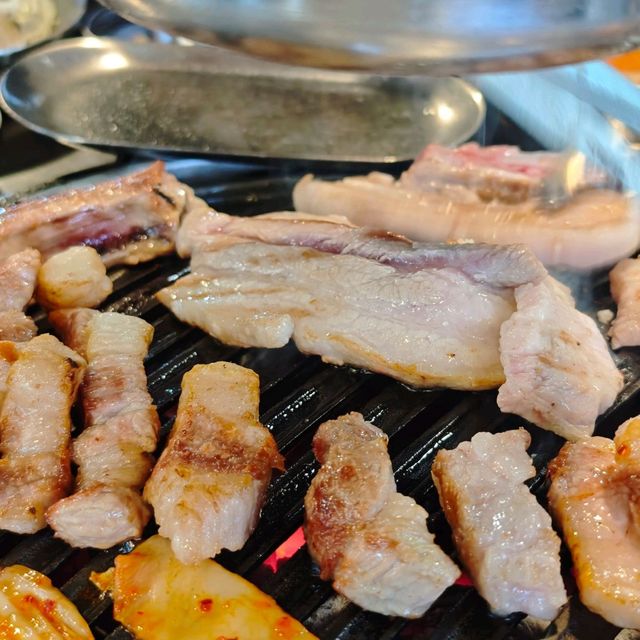 숯불에 구워먹는 뼈삼겹~고기데이트💖