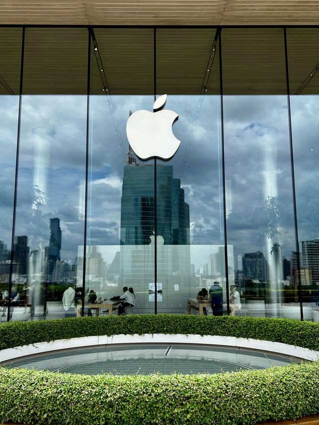 🍎 Tree or Tech? Where Are These Apple Stores?