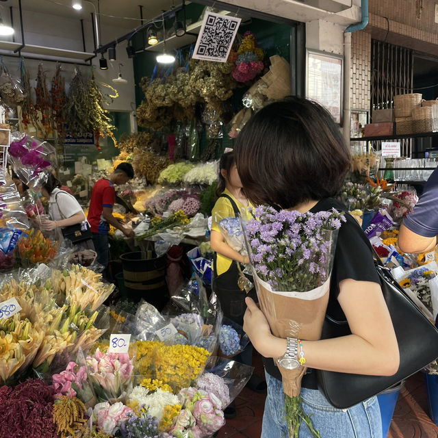 🌸 เดินเล่นจากปากคลองตลาด—เส้นทางชิลล์ในย่านพระนคร