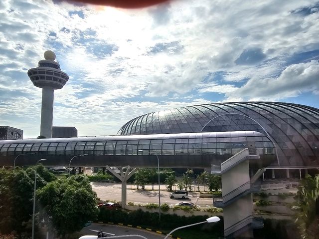 一個多元化的機場商場