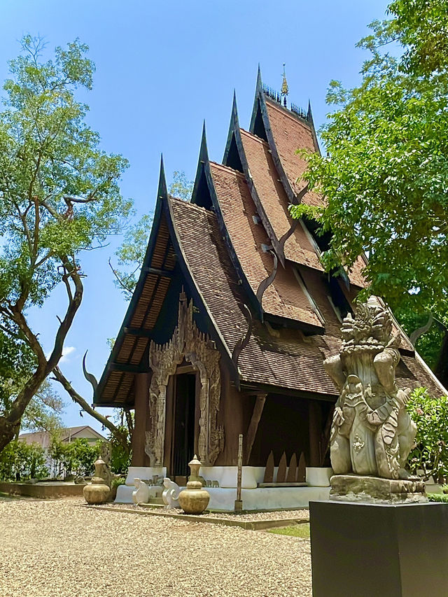 Visited the Baan Dam Museum in Chiang Rai on a bud😎💐👫get trip