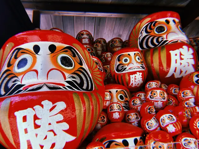 充滿達摩的勝尾寺