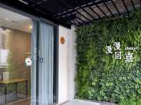 如果你在找一間交通方便、設計感十足、CP值又超高的嘉義住宿，那你一定不能錯過這間超人氣的《葉綠宿嘉義館》！