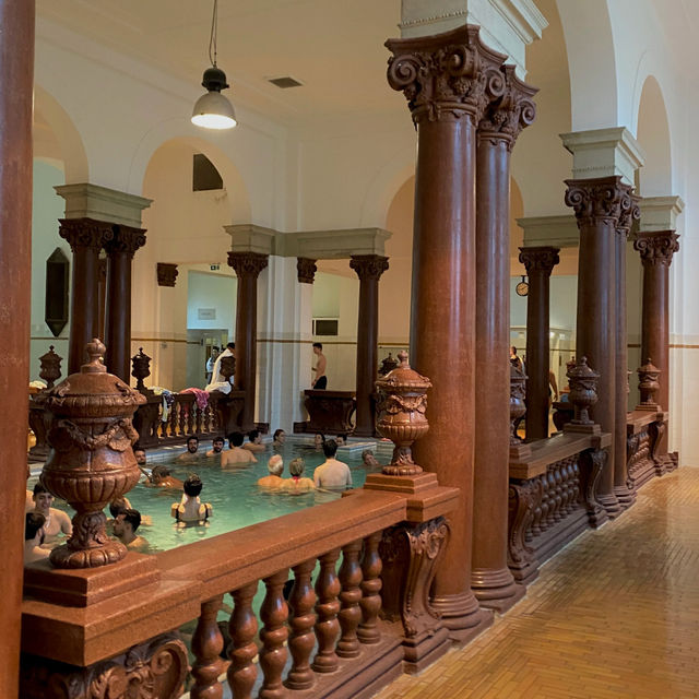 Budapest: Europe's Answer to a "Northeast Bathhouse"—Szechenyi Thermal Bath! ♨️👑