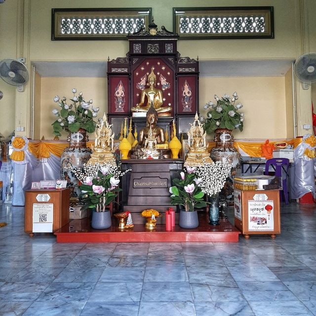 สักการะพระพุทธมหาจักรพรรดิ พระพุทธรูปทรงเครื่อง