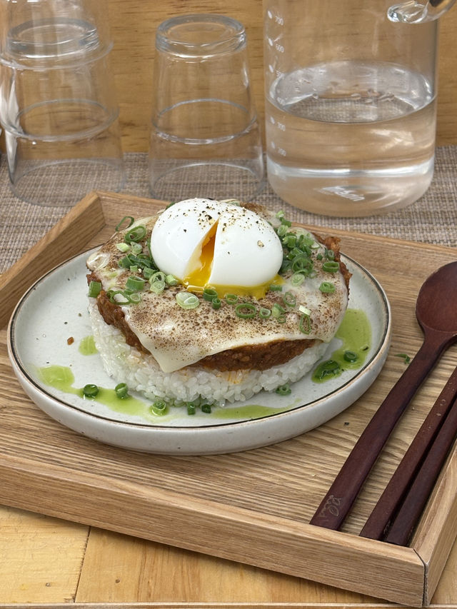 오픈 키친과 깔끔하고 밝은 분위기의 커리 맛집 ‘커리하우스 라사’