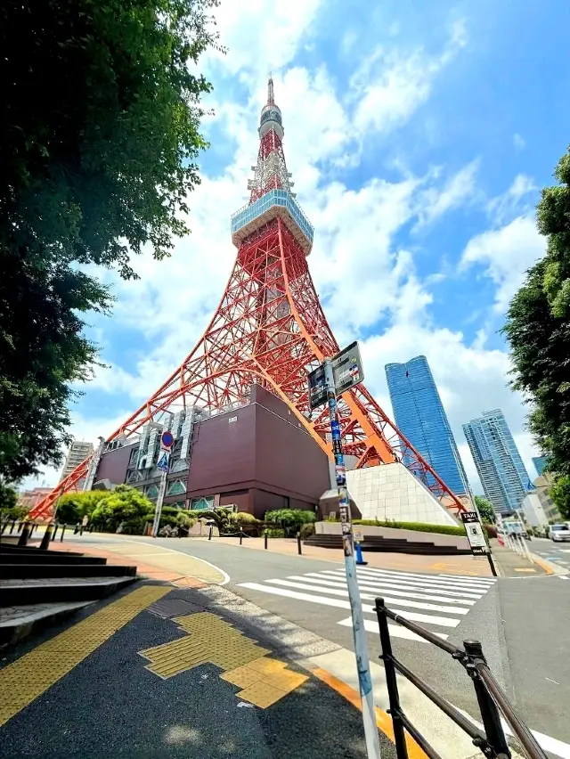 東京鐵塔:從白天到夜晚的魔幻魅力