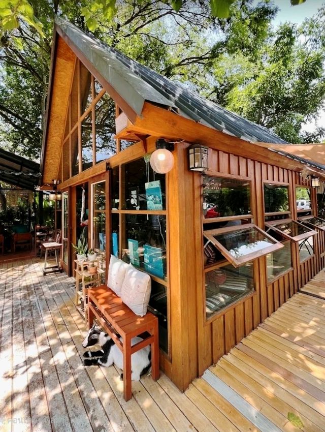 The Hidden Falls ในสวนลับ เป็นคาเฟ่ในจังหวัดชลบุรี