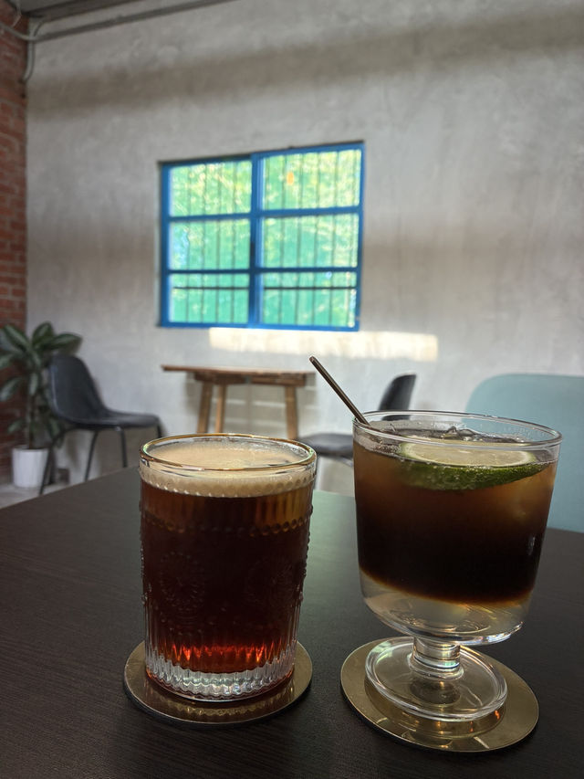 《小溪邊咖啡》藏在懷舊風景裡的清爽一杯