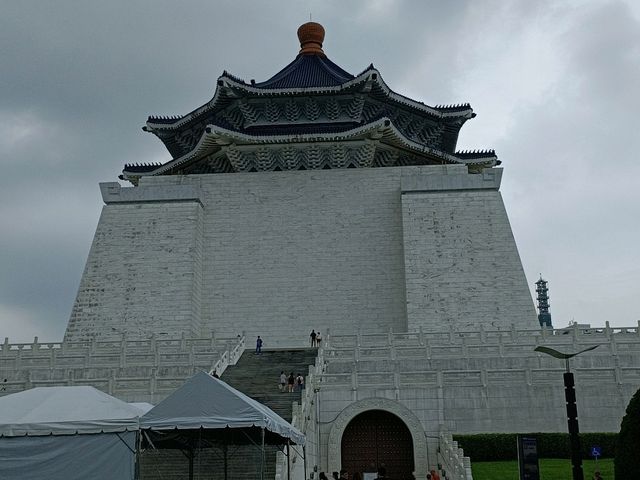 自由的足跡，歷史的回聲，自由廣場之行。