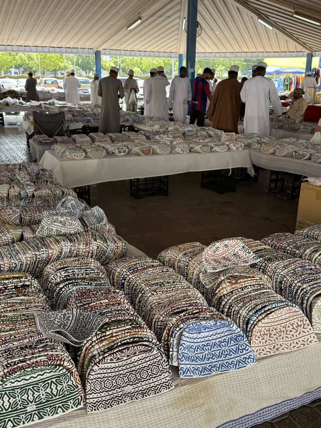Must-Visit Friday Market Experience in 🇴🇲
