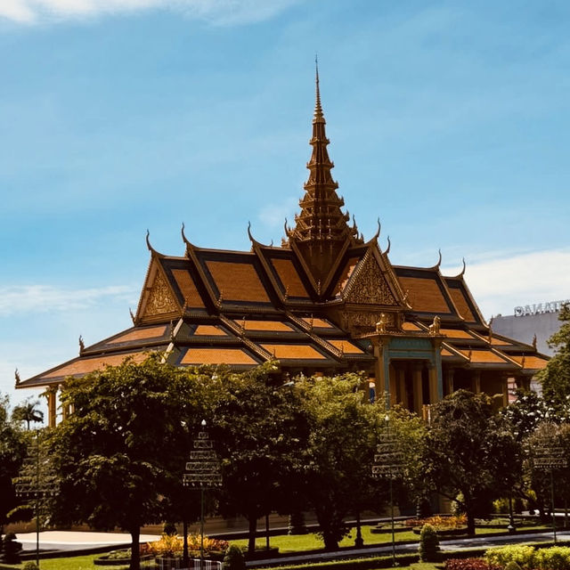 👑 "Crown Jewel of Cambodia: The Royal Palace of Phnom Penh