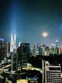 輝く未来都市、クアラルンプールの夜に酔いしれて✨