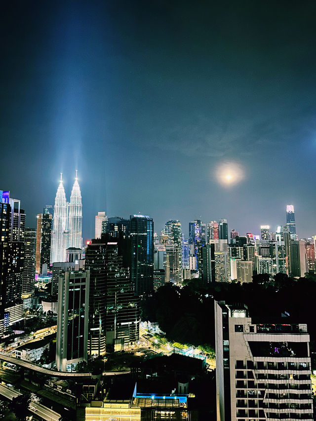 輝く未来都市、クアラルンプールの夜に酔いしれて✨