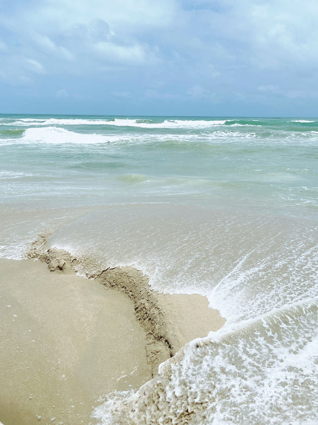 🌴 Sea Breeze and white sands: Pantai Batu Burok, Terengganu