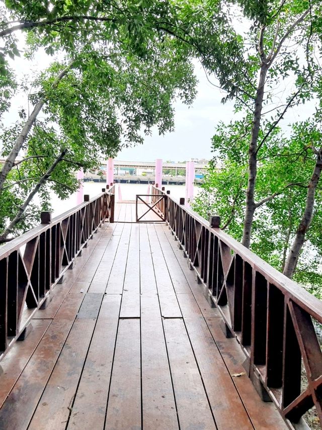 สถานีรถไฟบ้านแหลมนั่งสามล้อชมเมืองท่าฉลอม