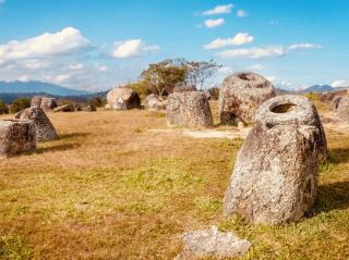 🌟 Mysterious Plain of Jars: A Solo Traveler’s Guide to Laos’ Ancient Enigma! 🏺