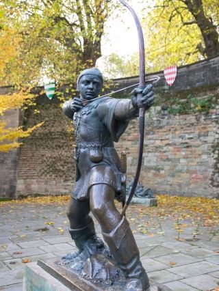 Such a nice place to visit. The Robin Hood Statue in Nottingham is not just a photo spot, it’s a little piece of history in a charming setting.