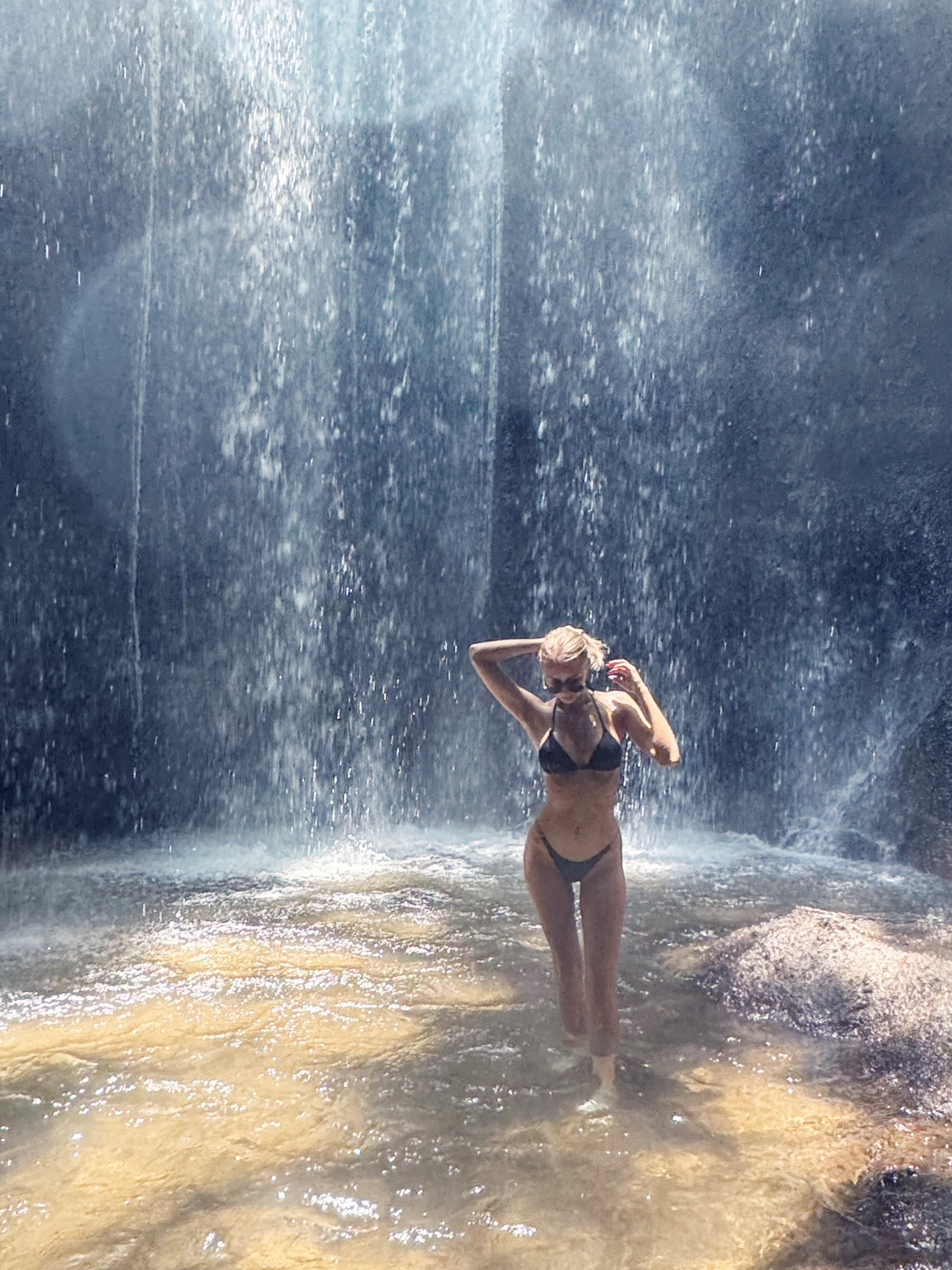 Jika Anda mencari pengalaman alam yang unik di Bali, kunjungi Air Terjun Tukad Cepung 🌊. Tempat ini memiliki lebih sedikit wisatawan, dan perjalanan menuju ke sana indah serta tidak terlalu sulit 🚶🏻‍♀️. Air terjun ini sangat istimewa: Anda bisa mendekat dengan sangat dekat, dan airnya jatuh langsung dari atas, seolah-olah Anda sedang berdiri di bawah pancuran raksasa 🚿. Di dalam ngarai, sinar matahari menembus bebatuan ✨ — menciptakan suasana yang ajaib dan foto yang sangat menakjubkan 📸

💧 Datanglah di pagi hari untuk menghindari keramaian dan mendapatkan cahaya yang lebih lembut.
💧 Kenakan sepatu yang nyaman — jalurnya bisa licin.
💧 Luangkan waktu untuk duduk dan menikmati suasana yang damai.