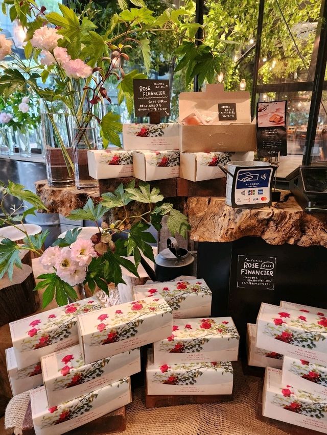 【南青山🇯🇵日本】緑に囲まれたお花屋さんのカフェ🌷