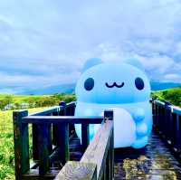 卡通玩偶貓貓蟲咖波及金針花仙子朵拉在六十石山等你同框