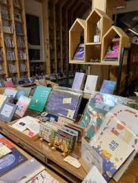 항상 똑같은 여행이 지겹다면? 책과 함께하는 북스테이 추천!