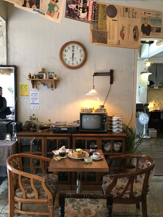 레트로 감성 최고인 부산 전포 카페 사,여백,찻잔