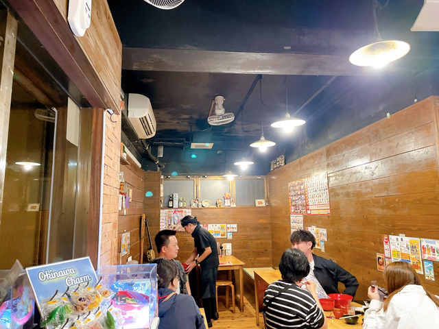 一碗蒜香黑湯，暖心在巷弄——走進那霸巷內的 琉家拉麵 本店，與麵條一起被慰藉