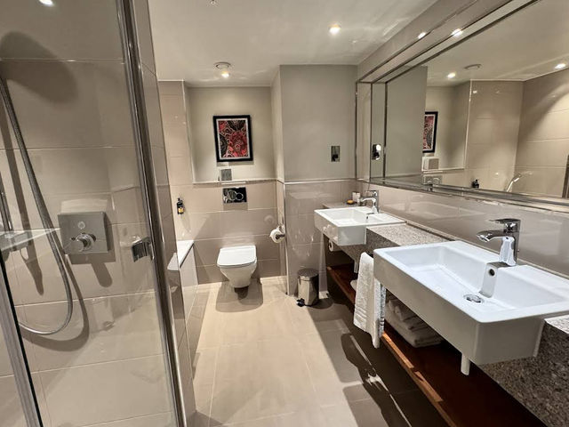 🏨✨ Elegant Comfort in Central London at London Marriott Hotel Kensington 📍