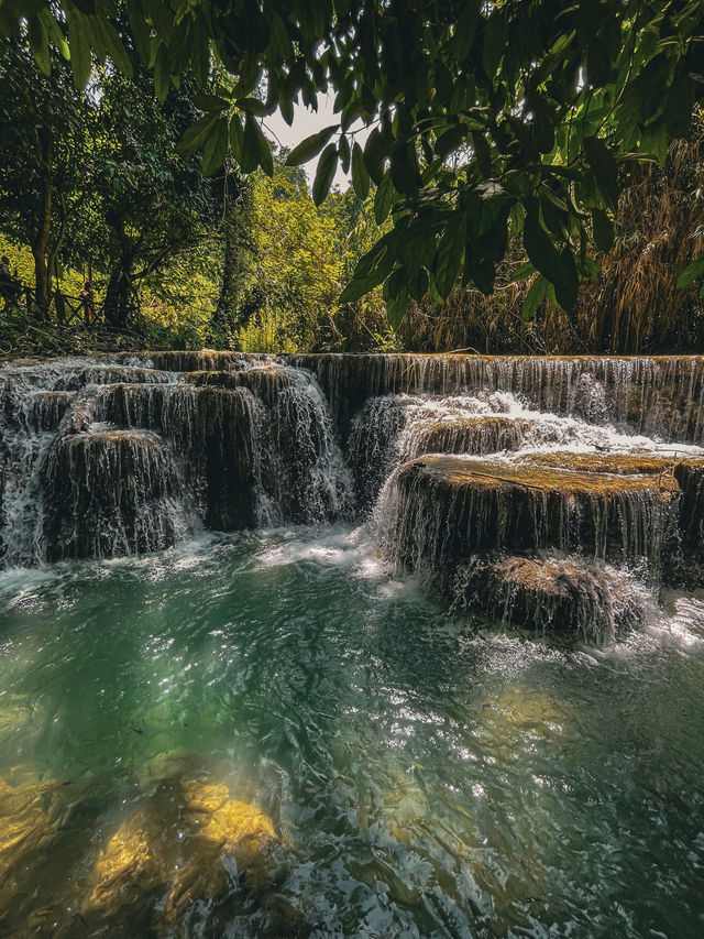💧 꽝시폭포 — 자연이 직접 빚어낸 푸른 장면 