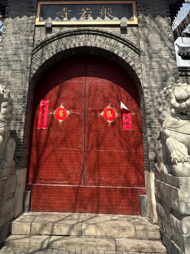 🙏 A Glimpse Into Local Buddhist Life — Huguo Pusa Temple (护国般若寺)