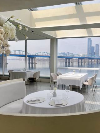 👨‍🍳 Гастрономический путеводитель по Сеулу, где вы сможете насладиться блюдами французско-корейской кухни фьюжн и 🌉 потрясающим видом на реку Ёнсан Хан.