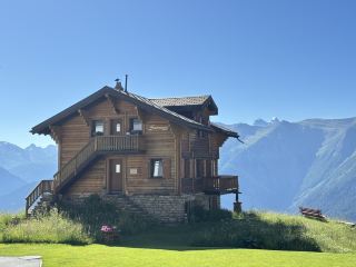 Experience the magic of the aurora borealis and starry sky next to a wooden cabin in Switzerland ✨