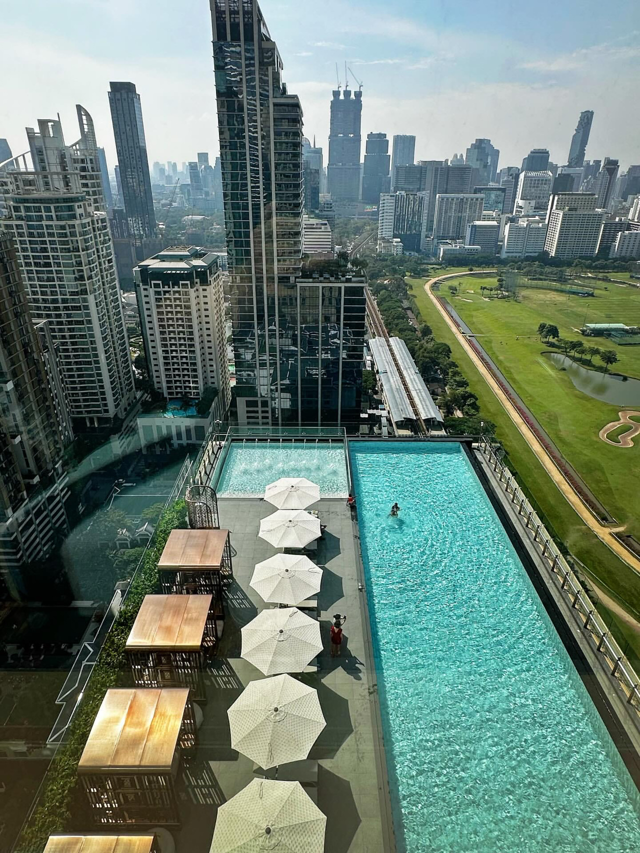Persaingan untuk menjadi hotel termewah di Bangkok telah mencapai puncaknya, dengan hotel-hotel baru yang menawarkan kolam renang di atap yang menakjubkan bergabung hampir setiap bulan. Dalam persaingan senyap ini, merek hotel Thailand Grande Centre Point telah muncul sebagai salah satu pemain paling menonjol, berkembang dengan kecepatan yang luar biasa. Tahun ini saja, merek tersebut telah meluncurkan dua hotel besar di jantung kota Bangkok, menciptakan efek "bintang kembar".

Di antara keduanya, Hotel Grande Centre Point yang baru dibuka pada akhir tahun ini tidak diragukan lagi merupakan langkah strategis dan luar biasa. Lokasinya sangat brilian, terletak sempurna di antara St. Regis Bangkok yang bergengsi dan Waldorf Astoria Bangkok yang modern, langsung menempatkannya di tengah koridor hotel mewah elit Bangkok. Tetapi ini bukan satu-satunya daya tariknya. Fitur hotel yang paling mencolok tidak diragukan lagi adalah kolam renang infinity-nya yang sangat besar. Tidak hanya kemungkinan merupakan kolam renang atap terbesar di antara hotel-hotel mewah di sekitarnya, tetapi pemandangan dan desainnya yang luar biasa juga telah memikat setiap tamu. Di sini, Anda dapat berenang sambil menikmati pemandangan kota Bangkok yang menakjubkan, mengambil foto-foto menakjubkan dengan setiap jepretan.

Kolam renang atap ini melampaui sekadar rekreasi; Ini adalah lokasi yang sangat strategis dan pusat kegiatan sosial di kota ini. Lokasi utamanya sangat berharga selama musim Tahun Baru – para tamu dapat menikmati pertunjukan kembang api Malam Tahun Baru Bangkok yang terkenal di dunia di Central World Plaza dari tempat terbaik tanpa harus berdesakan di jalanan yang ramai. Bayangkan mengangkat gelas untuk Tahun Baru di tepi kolam renang pribadi yang luas di bawah langit malam yang mempesona – pengalaman yang benar-benar tak terlupakan.

#LiburanHarianPemilikPulau

#RencanaCheckInHotelBaru

#KolamInfinityHotelIniLuarBiasa

#KolamRenangAtapYangBisaDibicarakanDiWeChat

#RekomendasiHotelPermataTersembunyiPemilikPulau

#travel2026

#PanduanFestivalSongkran