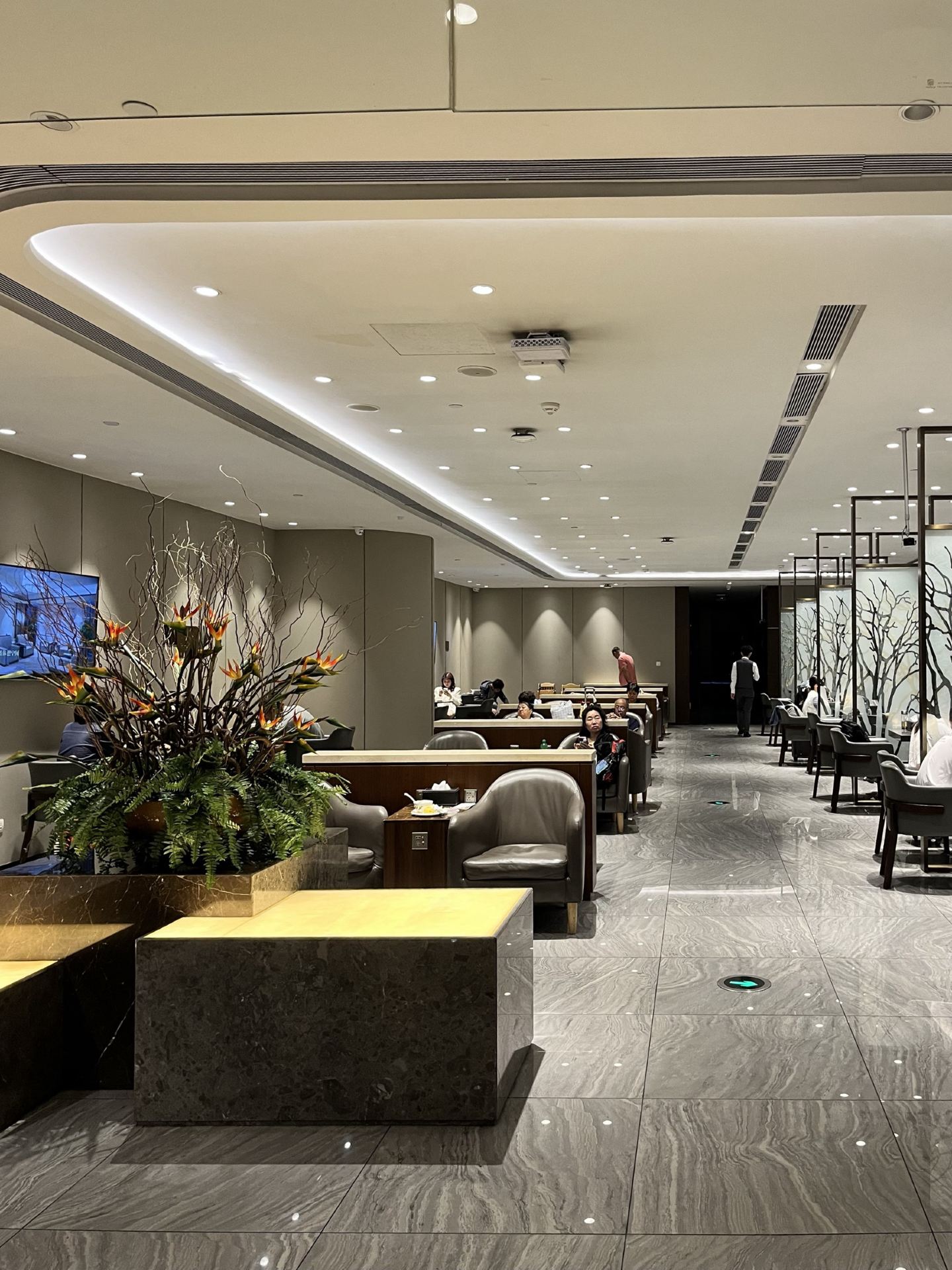 Anggota Trip.com berhak mendapatkan akses GRATIS ke lounge VIP bandara di lebih dari 700 bandara di seluruh dunia 😍🌍 Cukup lakukan 4 pemesanan atau lebih di Trip.com untuk meningkatkan keanggotaan menjadi platinum, dan Anda akan mendapatkan kunjungan lounge gratis pertama Anda! 🙌

Berikut rahasianya:
– Tingkat keanggotaan platinum atau lebih tinggi
– Pesan tiket penerbangan melalui Trip.com

Jumlah akses lounge tergantung pada tingkat keanggotaan Anda (lihat gambar terakhir untuk detail selengkapnya! 🕵️). Jika Anda memiliki teman yang terbang bersama Anda menggunakan tiket Trip.com, mereka juga dapat menggunakan akses lounge tersebut – bukan hanya anggota!

Untuk transit saya di Guangzhou, saya pergi ke:
📍Bandara Internasional Guangzhou Baiyun T2 | Lounge Easy-boarding (广州白云机场|易登机休息室)
Karena masih pagi saat saya di sana, makanannya agak sederhana – hanya mie 🍜 dan beberapa camilan. Minumannya? Semuanya mulai dari kopi ☕️, teh 🍵, susu kedelai, soda 🥤, dan bahkan teh herbal (suasananya sangat lokal!). Lounge ini juga menawarkan zona berbeda: meja makan, sofa nyaman, dan bilik kerja pribadi bagi mereka yang perlu bekerja 🤓🛋️

#travel #china #airportlounge #airport #trip