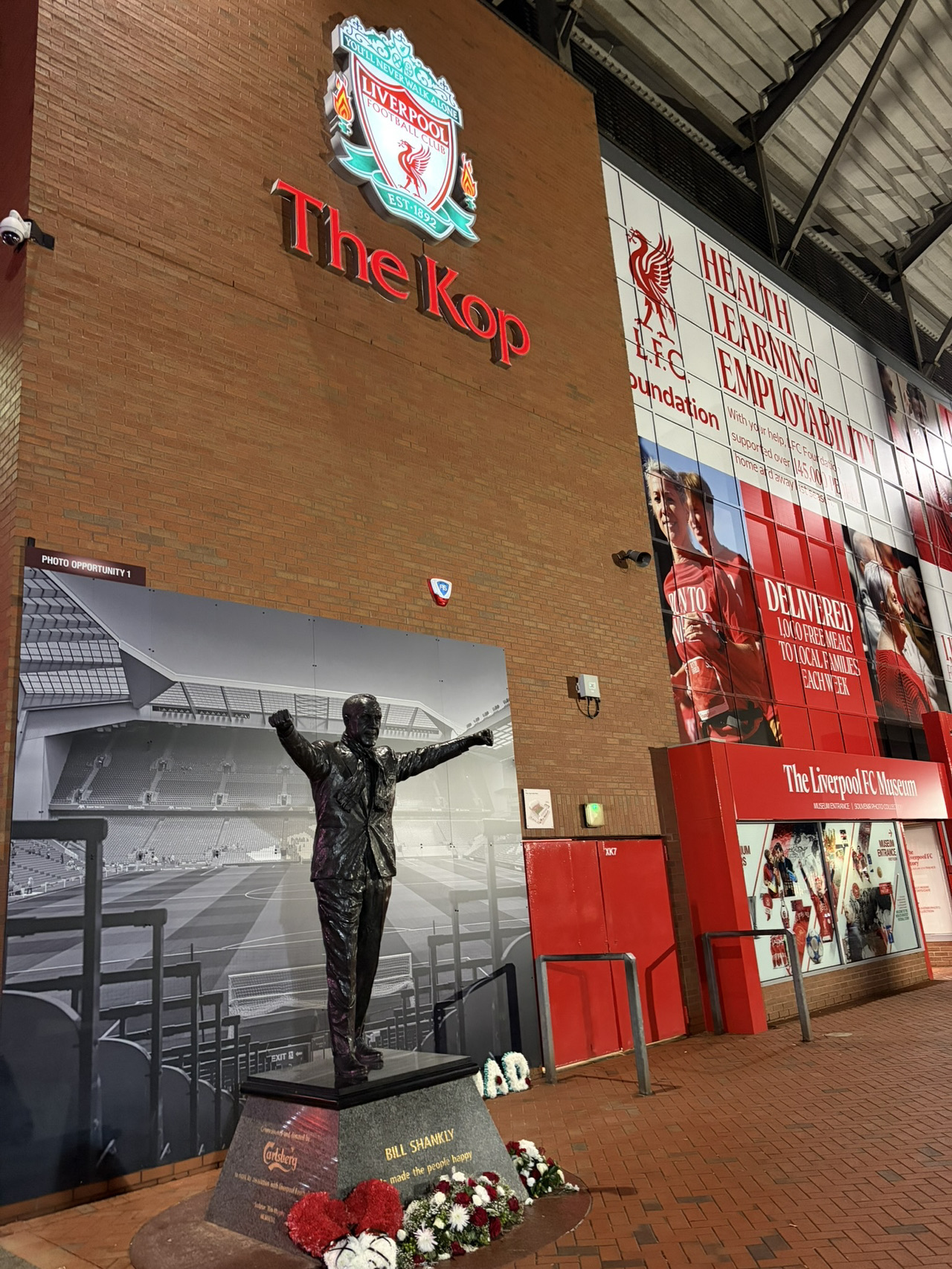Khi nghĩ đến Liverpool, điều đầu tiên chúng ta nghĩ đến có lẽ là The Beatles, nhưng đối với nhiều người hâm mộ, địa điểm đỏ nhất và cuồng nhiệt nhất ở đây chắc chắn phải là Sân vận động Anfield của Liverpool FC! ⚽Thành phố ngập tràn sắc đỏ, bước vào bạn sẽ thực sự bị cuốn hút bởi sự nhiệt tình đó, cảm nhận mình hòa mình vào Sức mạnh Đỏ độc đáo của thành phố!

Chuyến đi này đã chọn hai địa điểm chính - Cửa hàng Liverpool FC Anfield và Sân vận động Anfield, dành cho người hâm mộ đi chơi cùng bạn bè/gia đình. Ngay cả khi bạn không yêu thích bóng đá, bạn chắc chắn sẽ bị lay động bởi bầu không khí thân thiện của Liverpool và kiến ​​trúc kiểu phương Tây, không gian nơi đây.

Những điểm nổi bật không thể bỏ qua trong chuyến hành hương đến Anfield của Liverpool Red Life:

1️⃣ Cửa hàng Liverpool FC Anfield
Đây chắc chắn là thiên đường của người hâm mộ! Từ áo đấu, khăn quàng cổ, bài poker đến đồ lưu niệm, về cơ bản, một khi bạn mua được hàng thì người hâm mộ sẽ "phá đảo" 😂 Thiết kế nội thất mang đậm yếu tố đỏ phương Tây, nhiều cầu thủ huyền thoại trên tường và khẩu hiệu, từng chi tiết đều rất đáng để check-in! Từ cửa sổ nhỏ nhìn ra khung cảnh hùng vĩ của Liverpool, bạn có thể chiêm ngưỡng: một bầu không khí tĩnh lặng nhưng đầy đam mê (những bức ảnh thì không gì sánh bằng).

2️⃣ Sân vận động Anfield
Địa chỉ: Anfield Rd, Anfield, Liverpool L4 0TH UK
Giờ mở cửa: 10:00 - 23:59 quanh năm
Giá vé: £234.0
Sân vận động không chỉ dành cho việc xem bóng đá, mà còn có khu triển lãm trong nhà tuyệt vời giới thiệu lịch sử câu lạc bộ, các danh hiệu, áo đấu và những khoảnh khắc kinh điển! Khi đi bộ đến khán đài, bạn có thể cảm nhận được bầu không khí và lắng nghe những tiếng hô vang cuồng nhiệt của các cổ động viên Liverpool (thời tiết mưa làm cho những bức tường vàng và bãi cỏ của sân vận động thêm phần nổi bật). Bạn cũng có cơ hội gặp gỡ một số nhân viên vô cùng thân thiện cả trong và ngoài sân vận động, và bạn sẽ không bao giờ cảm nhận được nhịp đập trái tim đỏ rực của Liverpool.

🤩 Trải nghiệm/Mẹo xung quanh:
· Trong trường hợp trời mưa, các phòng triển lãm trong nhà như Liverpool FC Story (gian trưng bày của câu lạc bộ) rất thích hợp để dạo chơi thư giãn. Gần lối vào chính của sân vận động cũng có nhiều cảnh quan văn hóa và các công trình kiến ​​trúc đặc trưng. Hãy nhớ chú ý đến khung cảnh tuyệt đẹp bên ngoài cửa sổ kính, rất lý tưởng để chụp ảnh lưu niệm.

· Sân vận động có quán cà phê, bạn có thể thử các món ăn nóng kiểu Anh chính gốc, chẳng hạn như bánh nướng tự làm hoặc súp nóng, đặc biệt ấm áp trong thời tiết lạnh!

🍴Mẹo ăn uống bổ sung:
Bên cạnh sân vận động là quán King Harry Bar, quán Liangshan dành cho người hâm mộ, có món cá và khoai tây chiên, đến đây sau trận đấu để thưởng thức một ly, không khí rất tuyệt.

Hướng dẫn phương tiện di chuyển:
· Tàu hỏa: Xuống tại ga Lime Street và chuyển sang xe buýt hoặc taxi, bạn sẽ đến sân vận động Anfield trong khoảng nửa giờ.

· Hãy nhớ đặt vé tham quan sân vận động có hướng dẫn trước, vì vé sẽ hết vào mùa cao điểm.

Liverpool không chỉ có bóng đá, mà còn có sức mạnh này, một tinh thần đoàn kết không thể tìm thấy ở mọi nơi trên thế giới, hãy đến đây bạn sẽ yêu nơi này.

#Liverpool #Anfield #HànhHànhCủaNgườiHâmMộ #CuộcSốngCủaReds #NhiếpẢnhDuLịch