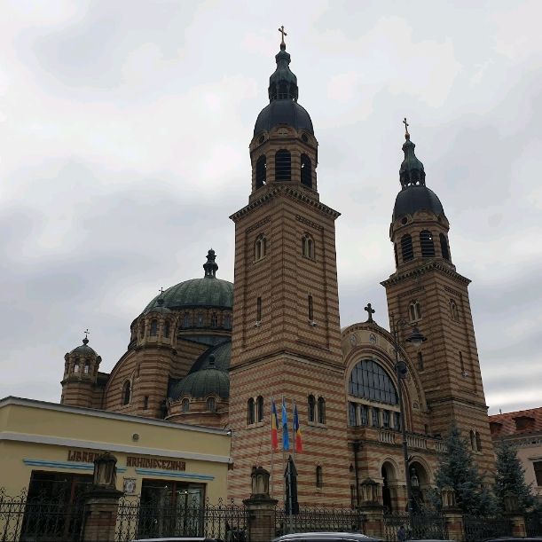 🏰✝️ Holy Trinity Orthodox Cathedral: Majestic Beauty in Sibiu! 🌟🇷🇴


