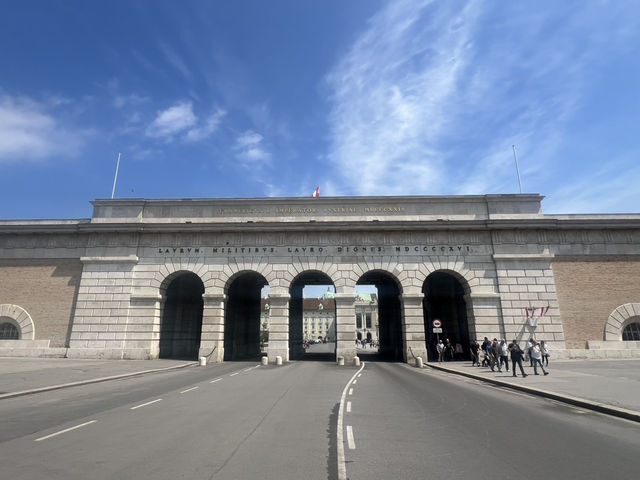 帝國記憶的回聲：走在維也納英雄廣場上 🇦🇹🏛