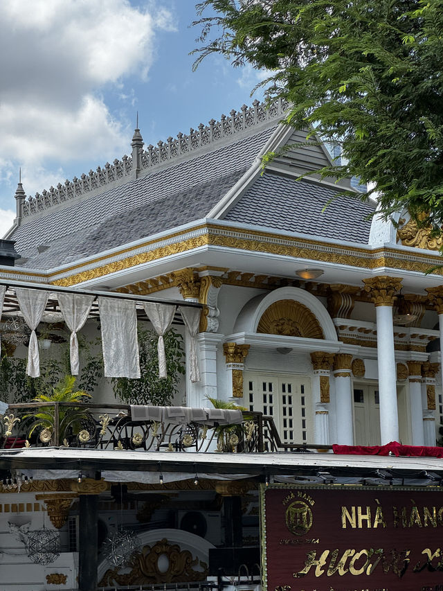 Ho Chi Minh: the capital, do it by bus 