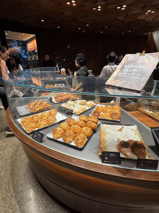 Самый большой Starbucks Shanghai  Самый большой Starbucks Shanghai